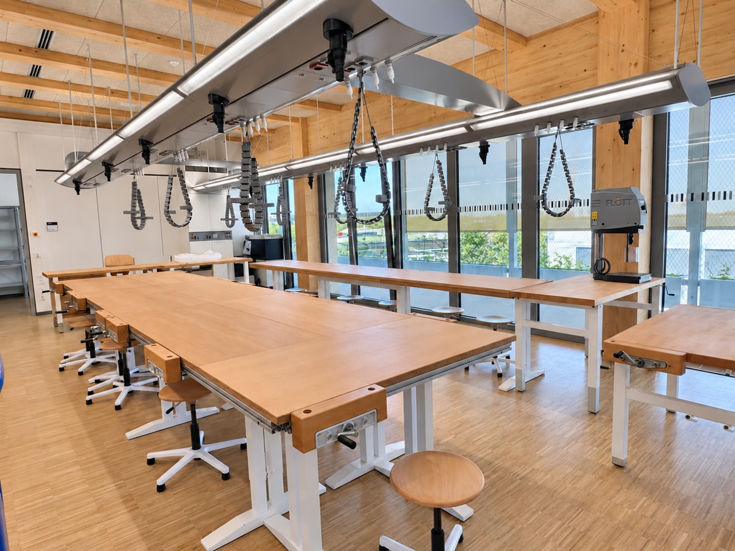 Technikraum mit moderner Ausstattung